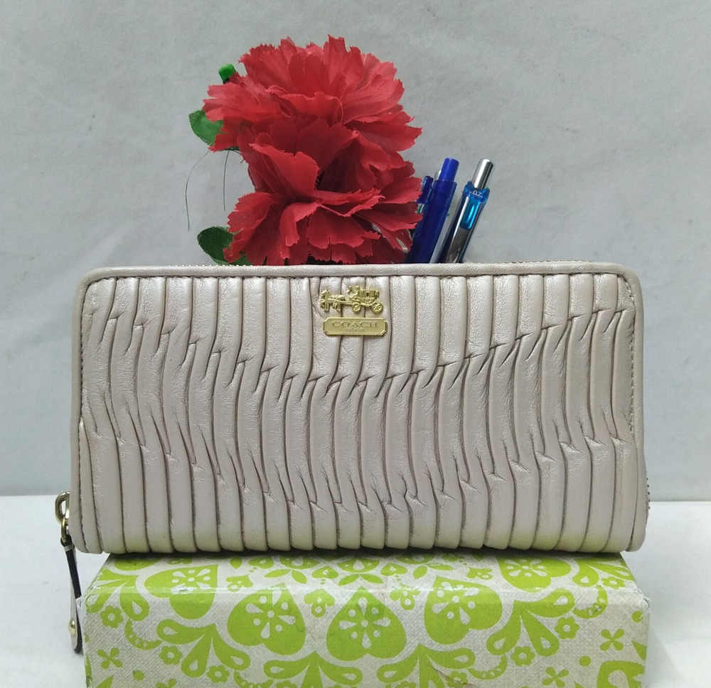 Coach Madison Cream Ivory Gathered Leather Zip Around Credit Card Wallet